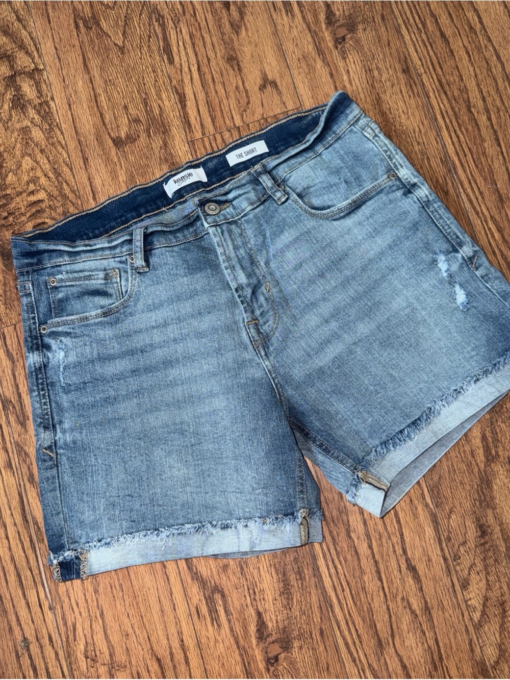 Kensie The Shorts Size 6/28 Distressed Medium Wash Blue Roll Cut Off Boho Sporty
